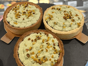 Тарт с фисташкой и малиной