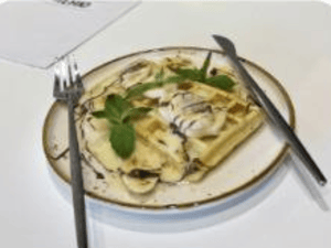 Вафля с бананом и карамелью