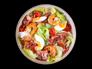 Салат с креветками и беконом