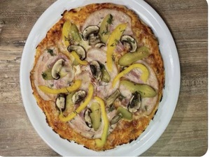 Пицца с маринованными огурчиками