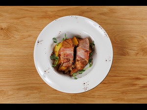 Свиная вырезка в беконе с грибами и картофельными дольками