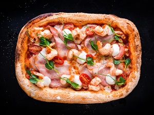 Мини пицца с креветкой и беконом