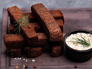 Хлебные гренки с чесночным соусом 