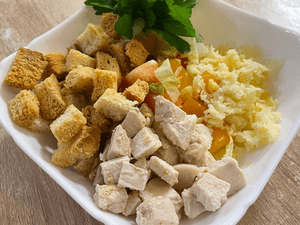 Салат "Цезарь" с гренками