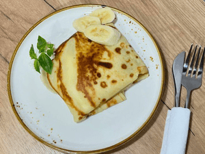 Блинчик с бананом, сыром сулугуни и творожным сыром
