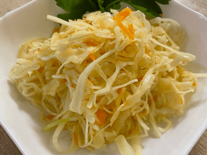 Салат из молодой капусты с морковью и маслом