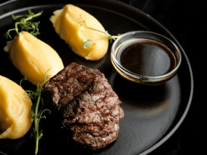 Стейк из говядины с пюре и соусом Демиглас