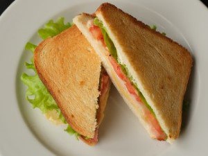 Сэндвич с беконом и сыром