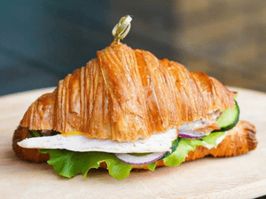 Круассан с курицей