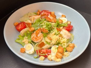 Салат Цезарь с креветками