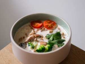 Том Кха с цыпленком
