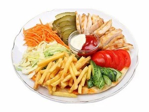 Шаурма в тарелке с картошкой фри