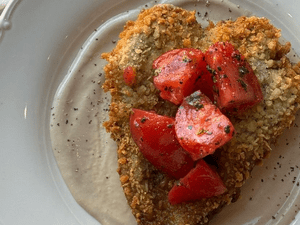 Шницель из баклажана с соусом из тхины и томатами