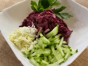 Салат из молодой свеклы с огурцом и яйцом